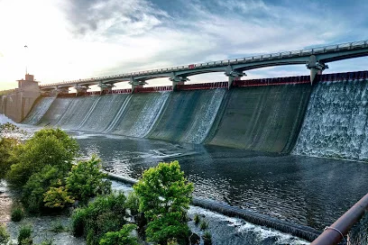 Wide view of the Hoover Reservoir dam in Westerville, Ohio with water cascading over the spillway.